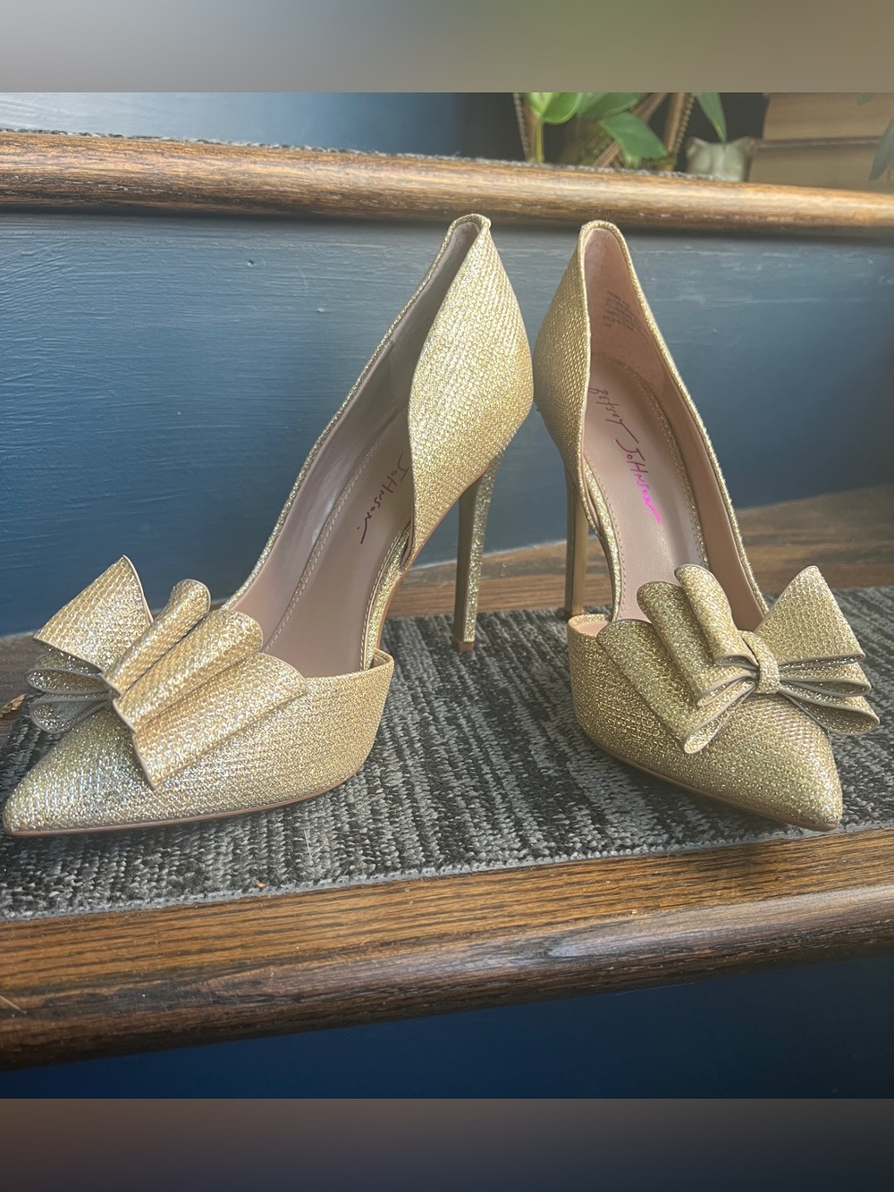 NWOT Betsey Johnson Gold Shimmer Bow Pointed-Toe High Heel